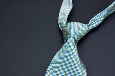 Adamın kravat siyah bir zemin üzerine