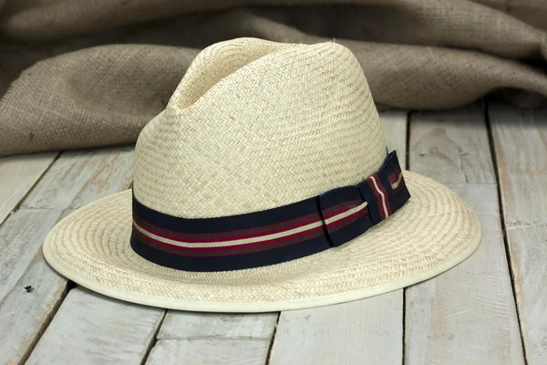 Slaměný klobouk na rustikální povrch — Stock fotografie