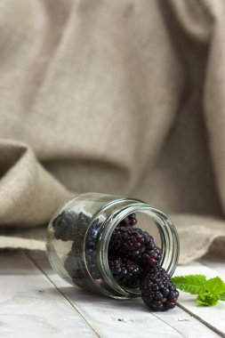 Böğürtlen bir kavanoz ve üzerine dökülen tablo