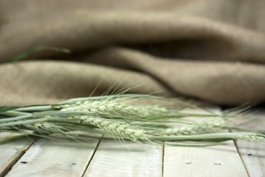 Rustik bir yüzey üzerinde kurutulmuş saman