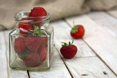 Stawberries bir kavanoz ve üzerine dökülen tablo