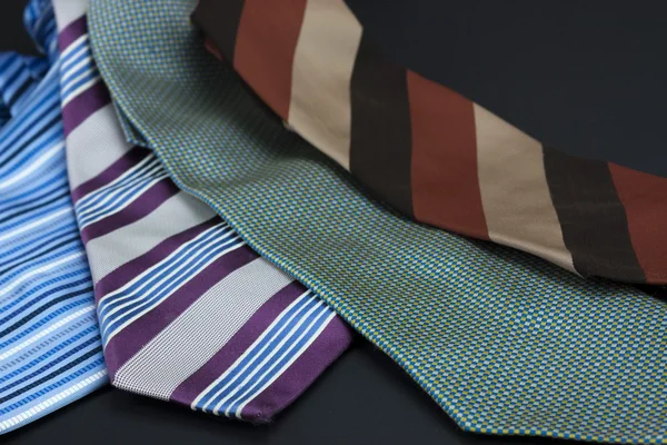 Férfi nyakkendő egy fekete háttér — Stock Fotó