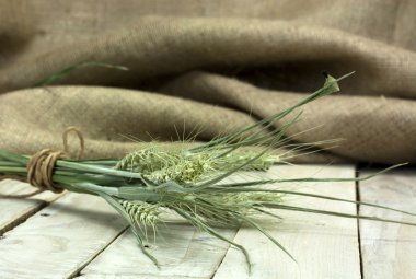 Rustik bir yüzey üzerinde kurutulmuş saman