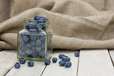 Yaban mersini kavanozdan döktüm