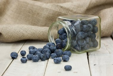 Yaban mersini kavanozdan döktüm