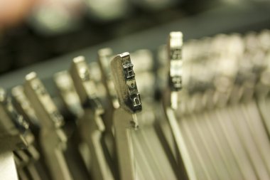 Eski bir tür yazar Tuşlarını çekiç