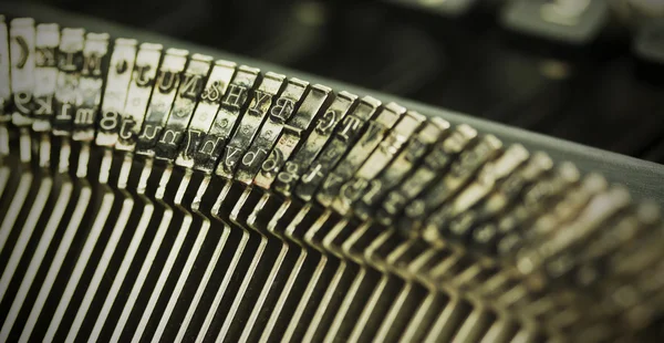 Touches de marteau sur une vieille machine à écrire. Filtre vintage . — Photo