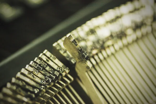 Hammer toetsen op een oude typemachine. Vintage filter. — Stockfoto