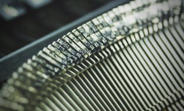 Eski bir tür yazar Tuşlarını çekiç. Vintage filtre.