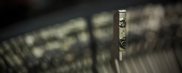 Hammer toetsen op een oude typemachine. Vintage filter. — Stockfoto