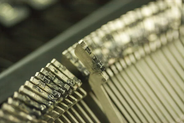Hamer toetsen op een oude typemachine — Stockfoto