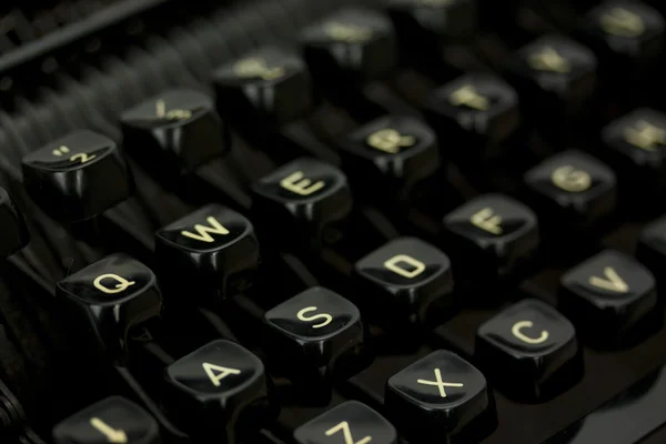 Крупним планом літери на старій друкарській машинці . — стокове фото