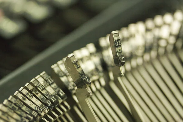 Клавіші молотка на старому записувачі типів — стокове фото