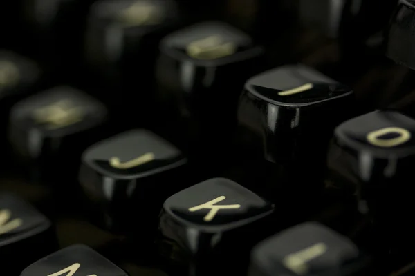 Fechar as teclas com letras numa máquina de escrever antiga . — Fotografia de Stock