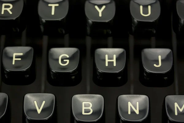 Закрыть буквенные ключи на старой пишущей машинке . — стоковое фото