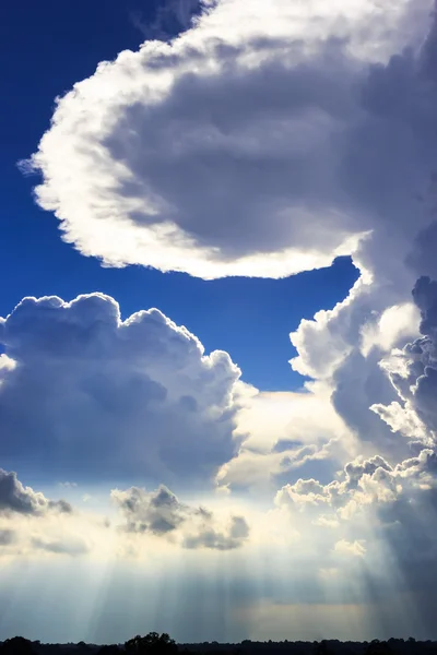 Lumière du soleil à travers les nuages dans la soirée — Photo