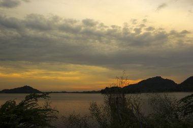 Angsubleak rezervuar güneş doğarken 