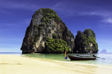 Mutlu Adası ve tekne ile Krabi mavi gökyüzünde