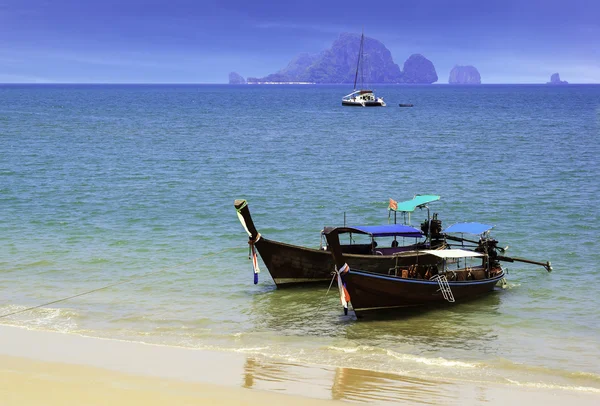 Пляж Ао Нанг с лодкой в Краби — стоковое фото