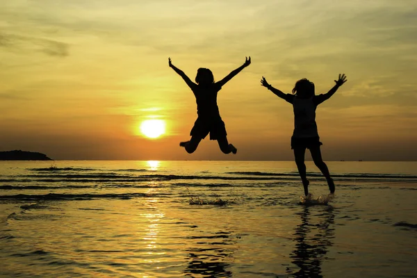 Les gens heureux au lever du soleil Photos De Stock Libres De Droits