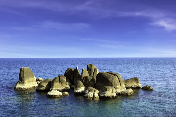 Rock in the sea at grandfather grandmother beach — Stockfoto