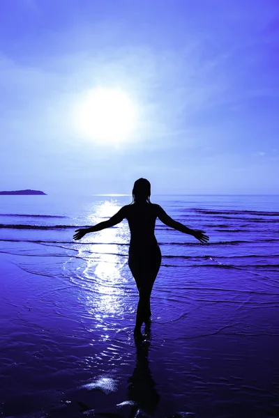 Silhouette Woman walking on the beach — Stock Photo, Image