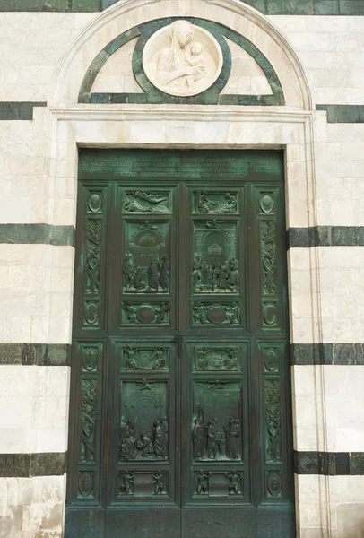 Portal principal de la Catedral de Siena - gran puerta de bronce — Foto de Stock
