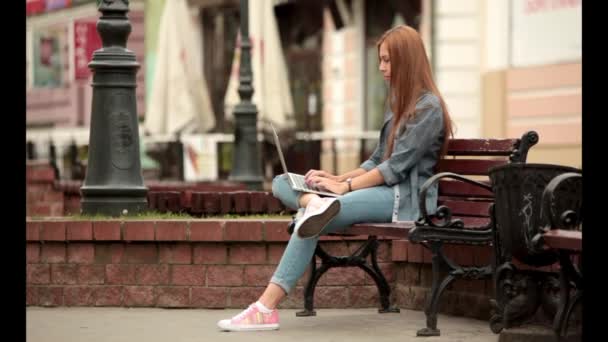 Jeune femme élégante avec un ordinateur portable . — Video
