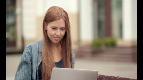 Giovane donna elegante con un computer portatile . — Video Stock