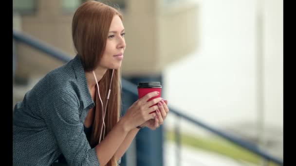 Jeune belle fille avec une tasse de café . — Video