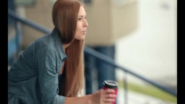 Joven hermosa chica con una taza de café . — Vídeo de stock