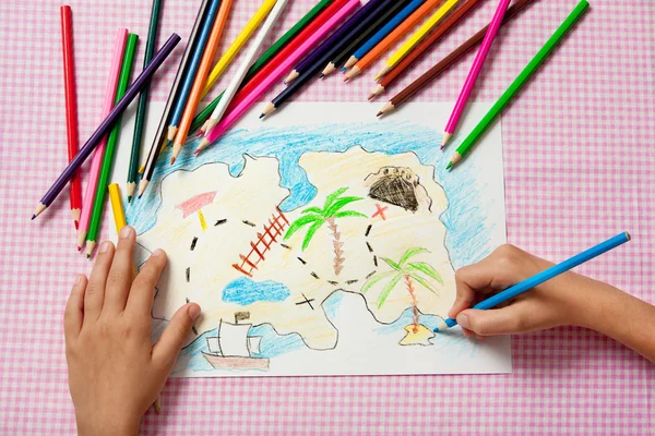 Dziecko maluje obraz ołówki piracki skarb mapy. — Zdjęcie stockowe