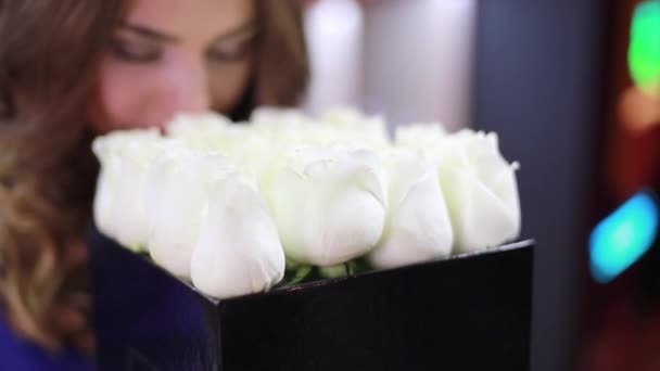 Jovem menina bonita cheirar flores e sotrit na câmera . — Vídeo de Stock