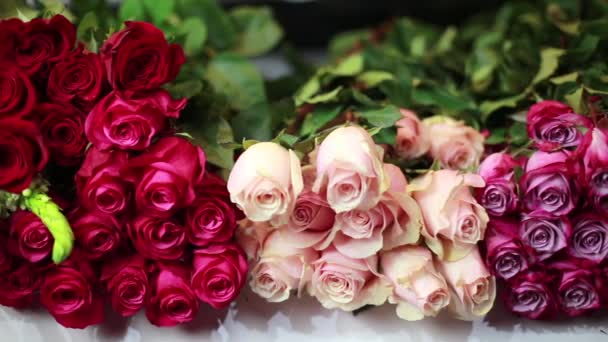 Womens hands are take a pink Roses at the storefront. — Stock Video