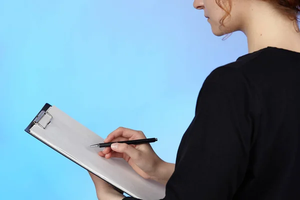 Una Giovane Ragazza Con Quaderno Una Penna Mano Scrive Testo — Foto Stock