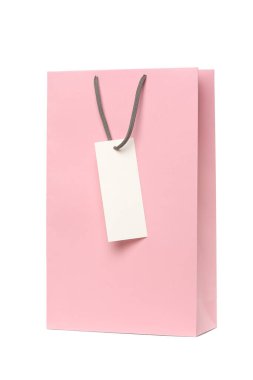 Beyaz arkaplanda izole edilmiş saplı ve beyaz etiketli pembe paket.