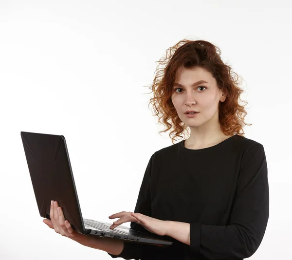 Uma Jovem Garota Delgada Roupas Pretas Trabalha Laptop Figura Isolada — Fotografia de Stock