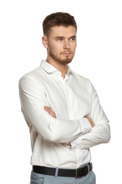 Beyaz gömlekli genç bir iş adamının portresi beyaz arka planda izole edilmiş..