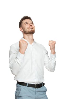 Beyaz gömlekli neşeli bir gencin portresi beyaz bir arka planda izole edilmiş..