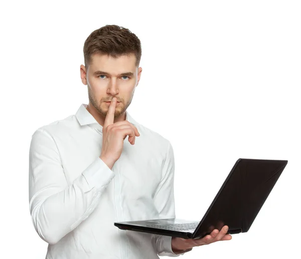 Mladý Muž Laptopem Ruce Píše Tajné Heslo Ukazuje Gesto Mlčení — Stock fotografie