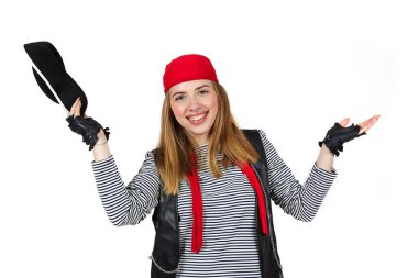 Yelek giymiş korsan kostümü giymiş bir aktör. Şekil beyaz bir arkaplanda izole edilmiştir..