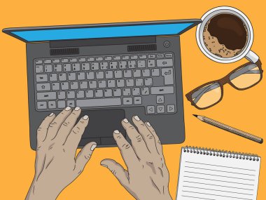 Çalışma alanı, dizüstü bilgisayar, defter ve bir fincan kahve. Erkek eller klavyede metin yazıyorlar.