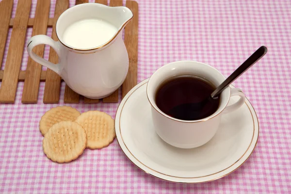 Выпечка и чай — стоковое фото