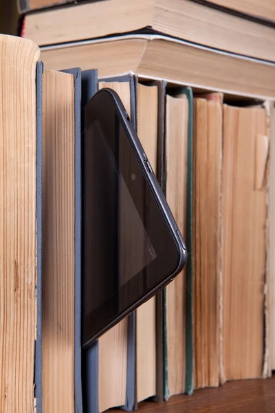 Tablet PC- en boeken — Stockfoto