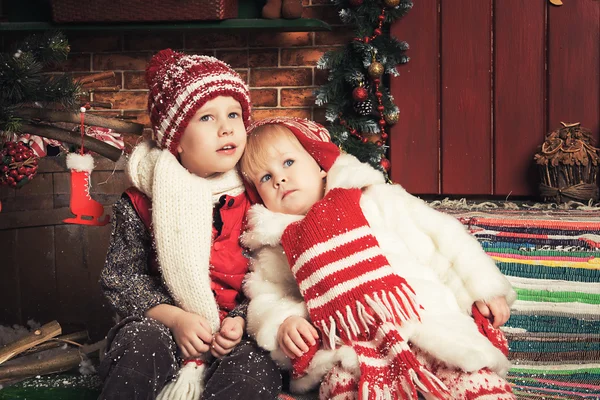 Niños jugando en un jardín de Navidad Fotos de stock libres de derechos