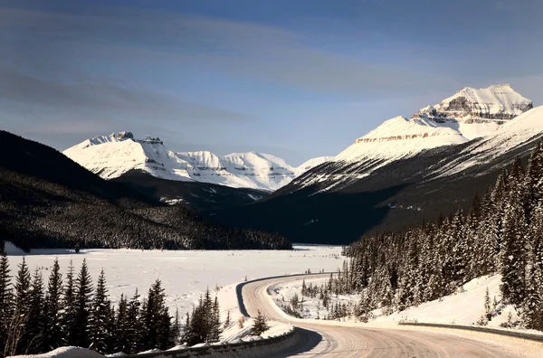 Скалистые горы зимней Канады — стоковое фото