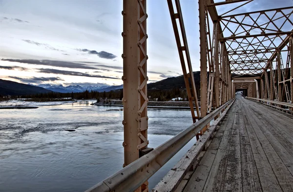 Saskatchewan Nehri üzerinde köprü — Stok fotoğraf