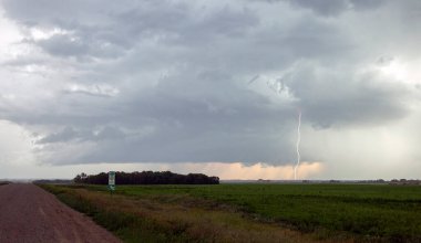 Uğursuz Fırtına Kırsal Yaz Sahnesi 'ni Bulutlandırıyor