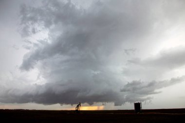 Uğursuz Fırtına Kırsal Yaz Sahnesi 'ni Bulutlandırıyor
