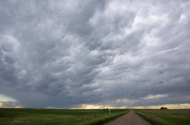 Uğursuz Fırtına Kırsal Yaz Sahnesi 'ni Bulutlandırıyor